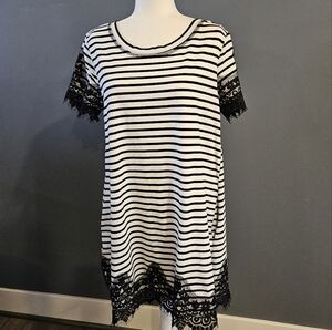 SHORT SLEEVE UMGEE DRESS IN BLACK AND WHITE STRIPE SIZE MEDIUM